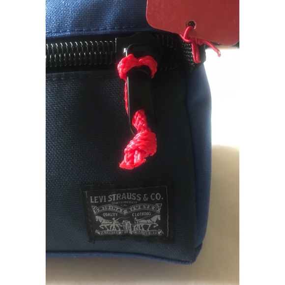 Levi's Men's Triangular Toiletry Travel Bag - Picture 6 of 8